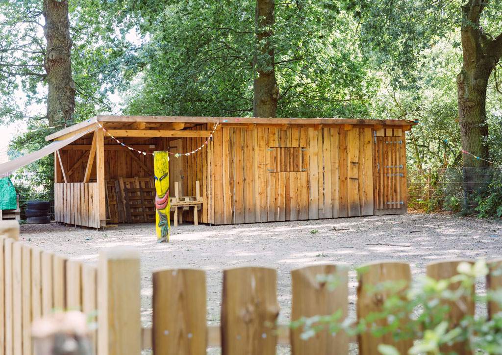 Das Bild zeigt eine selbst gebaute Holzherkstatt der Schule Lehmkuhle. Dies ist der Bauplatz wo alle Kinder die Möglichkeit haben in der Nachmittagsbetreuung unter Aufsicht mit Holz zu arbeiten.