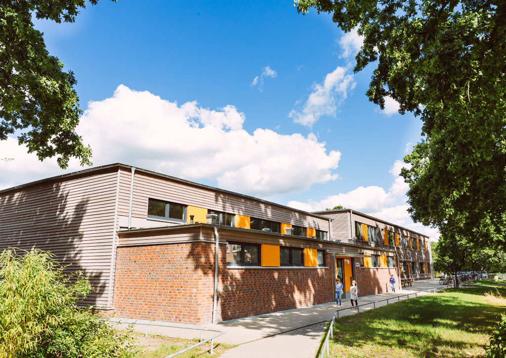 Das Bild zeigt das neue Schulgebäude der Schule Lehmkuhle. In dem Gebäude befindet sich die Gymnastikhalle, mehrere Klassenräume und die Mensa.