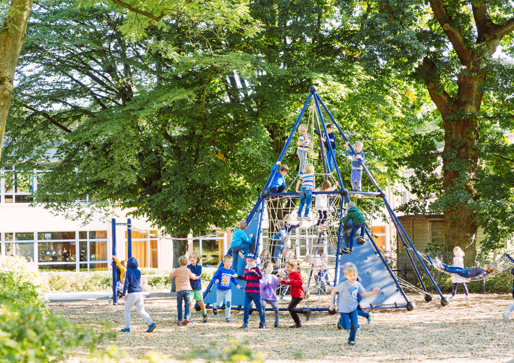 Das Bild zeigt die große Kletterspinne der Schule Lehmkuhle. Viele Kinder klettern auf dieser täglich herum.