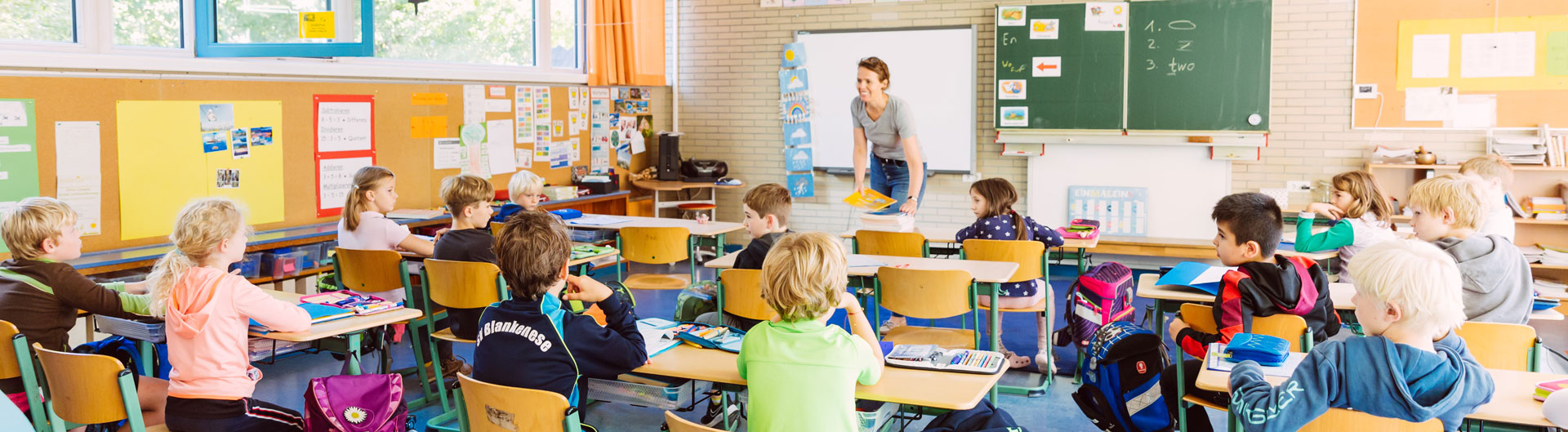 Eine Schulklasse wird unterrichtet.